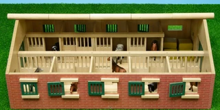 Kids Globe 610544 Farming stáje pro koně dřevěné 62x43x22cm 1:32 v krabičce