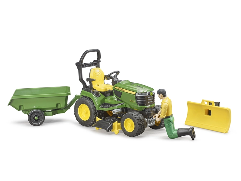 Bruder 62104 Zahradní traktor John Deere X949 se zahradníkem