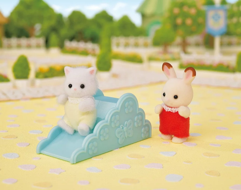 Sylvanian Families Zábavný park s větrným mlýnem a kotětem