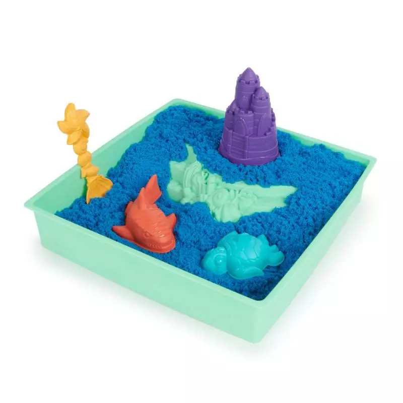 Spin Master KINETIC SAND KRABICE TEKUTÉHO PÍSKU S PODLOŽKOU MODRÁ