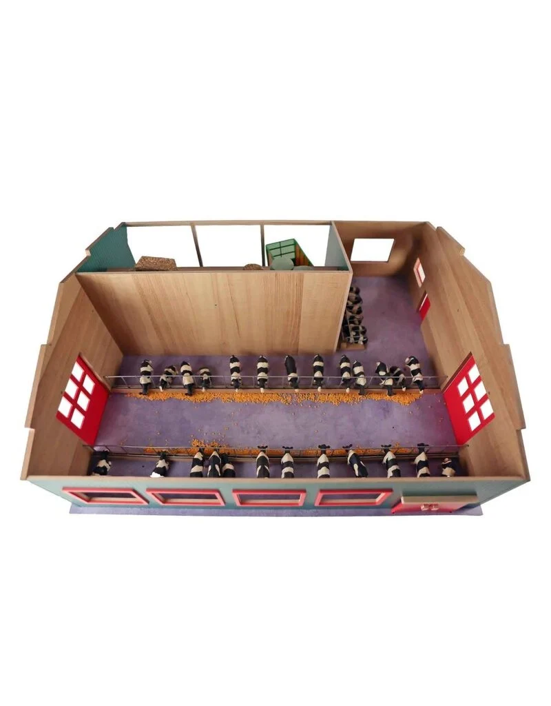 Kids Globe 610310 Farming kravín se skladem a pastvinou dřevěný 1:32