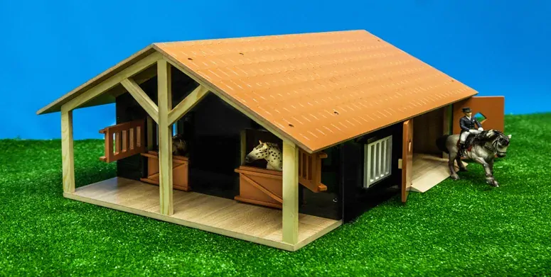 Kids Globe 610167 Stáj pro koně s dílnou dřevěná 51x405x275cm 1:24