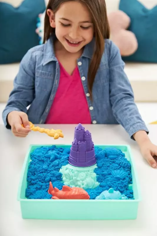 Spin Master KINETIC SAND KRABICE TEKUTÉHO PÍSKU S PODLOŽKOU MODRÁ