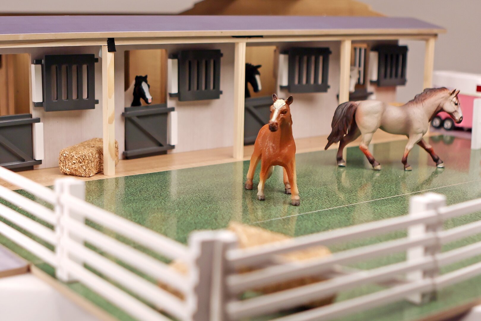 Kids Globe 610311 Farming Koňská stáj se 7 boxy a pastvinou 1:24