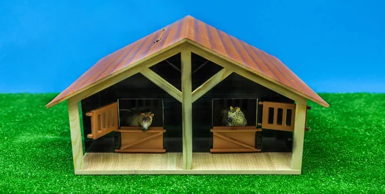 Kids Globe 610167 Stáj pro koně s dílnou dřevěná 51x405x275cm 1:24