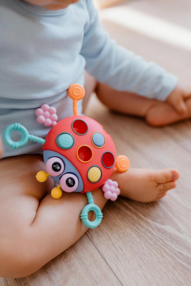 Teddies Tahoulíček beruška babyted plast 15x11cm v krabici 6m+