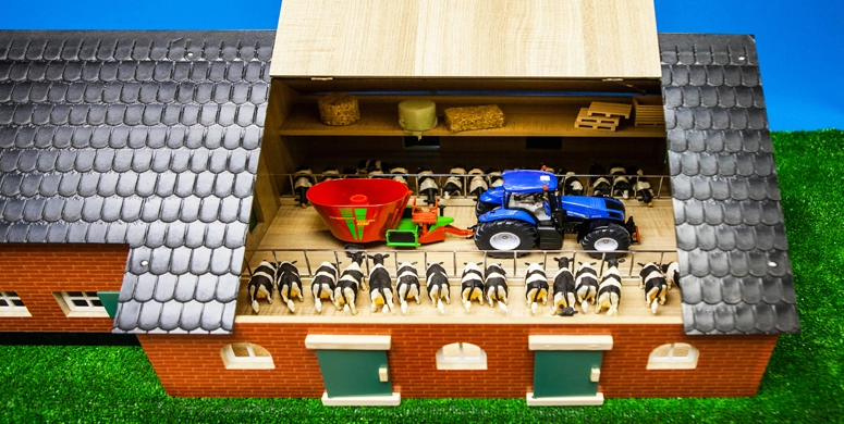 Kids Globe 610111 Statek dřevěný s hospodářským stavením 1:32