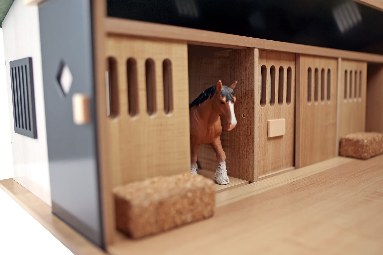 Kids Globe 610311 Farming Koňská stáj se 7 boxy a pastvinou 1:24